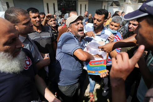 Palestinos se reúnen para solicitar permisos de trabajo israelíes, en Khan Younis, en el sur de la Franja de Gaza.