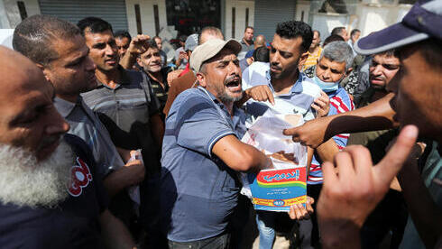 Palestinos se reúnen para solicitar permisos de trabajo israelíes, en Khan Younis, en el sur de la Franja de Gaza.