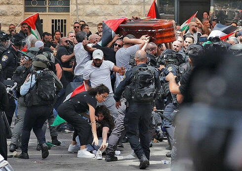 Disturbios entre palestinos y policías israelíes cerca del ataúd de Shireen Abu Akleh. (AFP) Funeral Abu Akleh