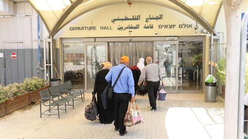 Palestinos de Cisjordania entran en Israel para trabajar.