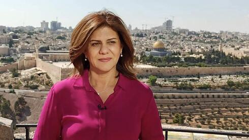 Shireen Abu Akleh, periodista de Al Jazeera, presuntamente asesinadaa por fuerzas israelíes. 