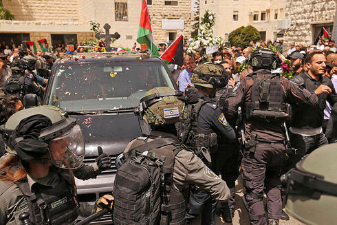 Otro momento de los incidentes del viernes, durante el funeral de la periodista palesetina. 