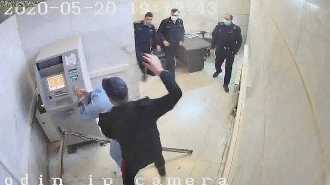 Una captura de fotograma tomada de un video muestra a un guardia golpeando a un prisionero en la prisión de Evin en Teherán, Irán. (AP) Una captura de fotograma tomada de un video muestra a un guardia golpeando a un prisionero en la prisión de Evin en Teherán, Irán.
