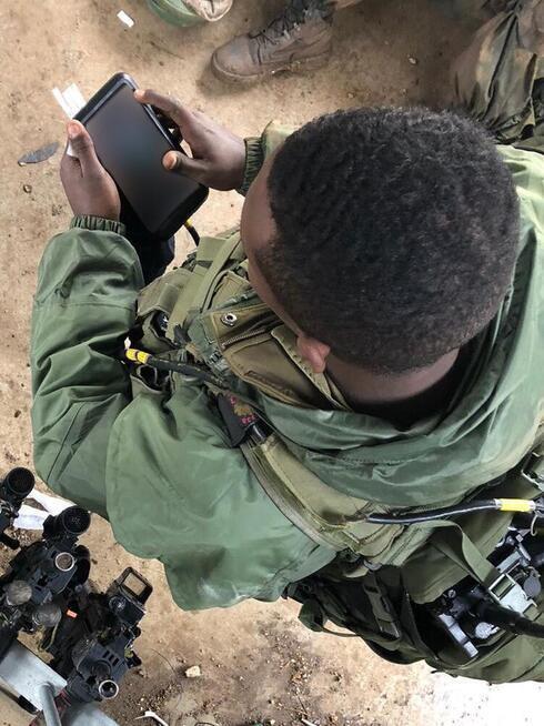 Un soldado de las FDI usando la tecnología Elbit. 