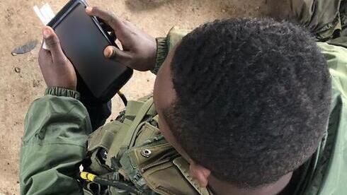 Un soldado de las FDI usando la tecnología Elbit. 