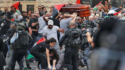 La policía israelí se enfrenta con una multitud de dolientes palestinos que llevan el ataúd de la veterana reportera Shireen Abu Akleh. 