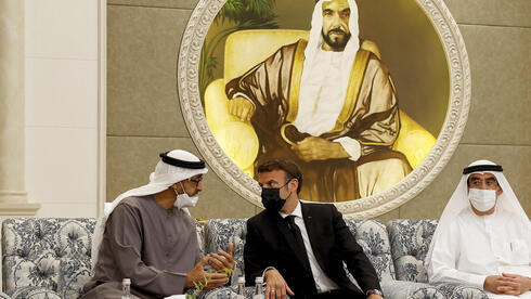 El presidente francés, Emmanuel Macron, visita el domingo al nuevo presidente electo de los Emiratos Árabes Unidos, el jeque Mohammed bin Zayed Al Nahyan. 