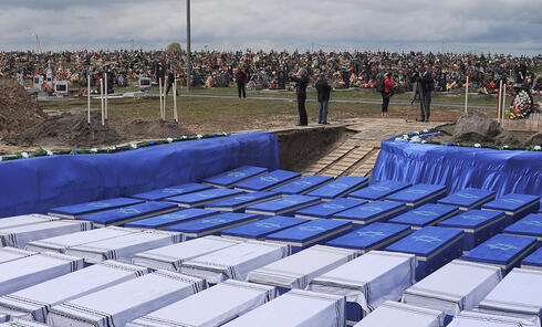Entierro masivo de los restos de las víctimas del Holocausto en Bielorrusia. 