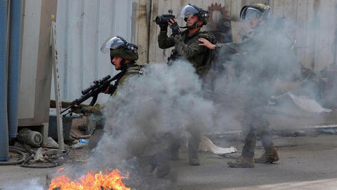 Combatientes de las FDI repelen a manifestantes palestinos. 