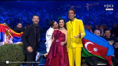 Michael Ben David con los anfitriones de Eurovisión 2022.