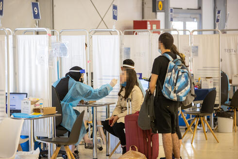 Estación de pruebas de coronavirus en el aeropuerto Ben Gurion. 