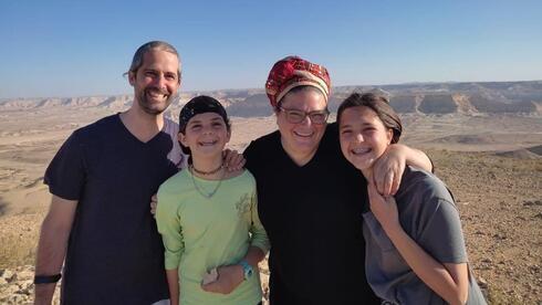 Noemí, David, su pareja; y sus dos hijas Eilat y Daniela, en el Negev. 