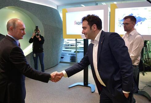 El director general adjunto de Yandex, Tigran Khudaverdyan, estrechando la mano de Vladimir Putin.  