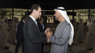 El presidente sirio Bashar Assad, a la izquierda, habla con el entonces príncipe heredero de Abu Dhabi. 