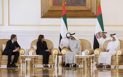 la vicepresidenta de los Estados Unidos, Kamala Harris, de centro izquierda, y el secretario de Estado de los Estados Unidos, Antony Blinken, a la izquierda, ofrecen sus condolencias al jeque Mohamed bin Zayed al Nahyan. 