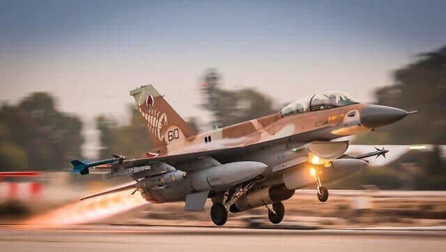 Un avión de combate israelí F-16 en ruta a un ejercicio en Alemania. 