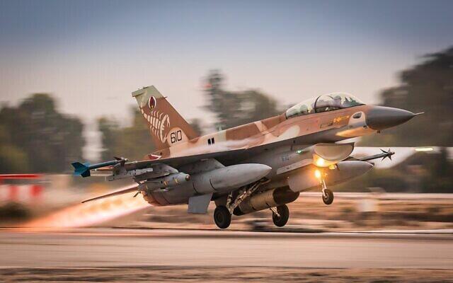 Un avión de combate israelí F-16 en ruta a un ejercicio en Alemania. 
