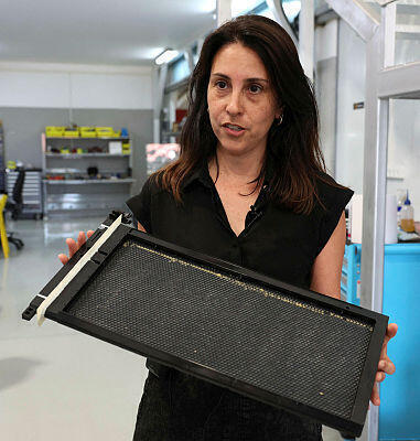 La directora de operaciones de Beewise, Netaly Harari, muestra una colmena automatizada, que forma parte del proyecto de alta tecnología situado en el kibutz Beit Haemek. (AFP) El director de operaciones de Beewise, Netaly Harari, muestra una colmena automatizada, que forma parte del proyecto de alta tecnología situado en el kibutz Beit Haemek.