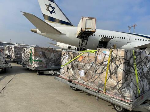 Avión israelí carga 2000 cascos y 500 chalecos de protección con destino a Ucrania.