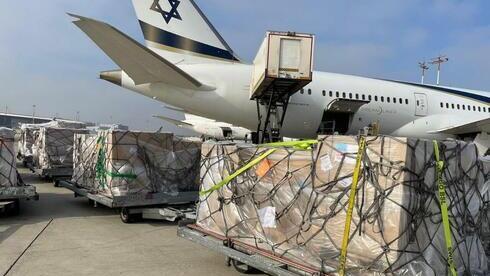 Avión israelí entregando 2.000 cascos y 500 chalecos de protección a Ucrania.