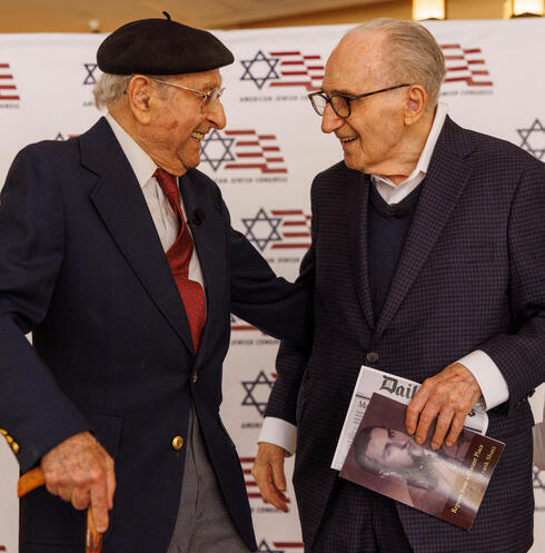 Los sobrevivientes del Holocausto, el Dr. George Berci (R), de 101 años, y Frank Shatz, de 96, que no se veían desde que escaparon durante la Segunda Guerra Mundial de un campo de trabajo nazi, se reúnen después de que Shatz viajara desde Virginia para reunirse con Berci en un centro de Village Senior Living en Los Ángeles, CA, el 18 de mayo de 2022.
