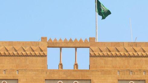 Una bandera saudí ondea sobre la embajada de Arabia Saudita en Beirut, Líbano.