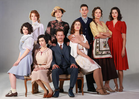Celebridades de la televisión israelí como Michael Aloni de Shtisel, en el centro, y Luna Mansour de Fauda, a la derecha, protagonizan 'La reina de la belleza de Jerusalem'. (Netflix) Celebridades de la televisión israelí como Michael Aloni de Shtisel, en el centro, y Luna Mansour de Fauda, a la derecha, protagonizan 'La reina de la belleza de Jerusalem.