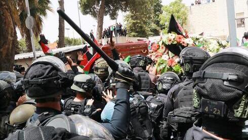 Momento de los incidentes cuando era trasladado el féretro con los restos de la periodista palestina. 