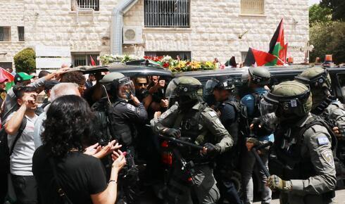 Los incidentes entre palestinos y fuerzas policiales israelíes durante el funeral. 