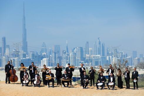 La orquesta Firqat Alnoor tocando en Dubai. 