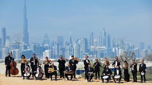 La orquesta Firqat Alnoor tocando en Dubai. 