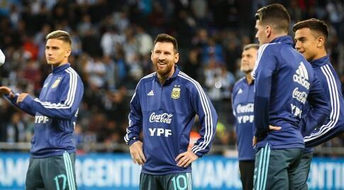La superestrella del PSG y la selección argentina, Lionel Messi, junto a sus compañeros de selección. 