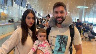 Kobi, Tamar y su hija en el Aeropuerto Ben Gurion. 
