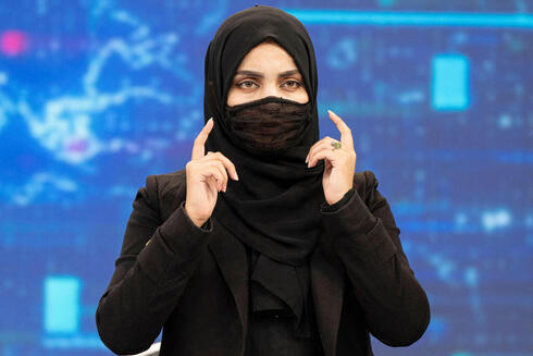 El régimen talibán exige que las mujeres se tapen el rostro en sus apariciones televisivas. 
