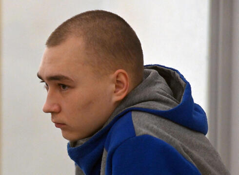 El sargento ruso Vadim Shishimarin condenado a cadena perpetua en Ucrania por crímenes de guerra. 