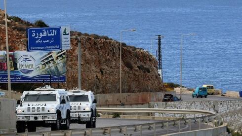 Las fuerzas de paz de la ONU patrullan la carretera de la costa cerca de Naqura, la última ciudad del Líbano antes de la frontera con Israel.