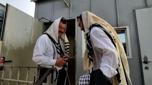 Judíos intentando entrar en el recinto del Monte del Templo con chales de oración.