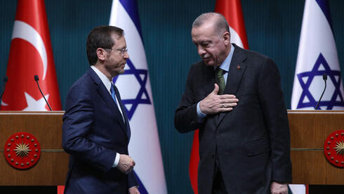 El presidente Issac Herzog con el presidente turco Recep Tayyip Erdoğan en Ankara, abril de 2022.