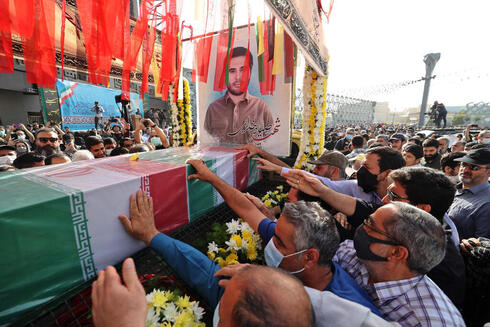 El ataud de Hassan Sayyad Khodaei, rodeado por una multitud en Teherán. 