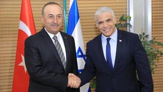 Los cancilleres turco e israelí, Mevlu Cavosoglu y Yair Lapid. 