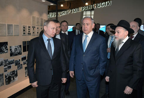 El presidente ruso Vladimir Putin y Benjamin Netanyahu visitan el museo judío en Rusia.