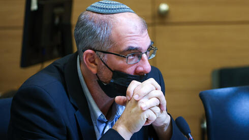 Nir Orbach, del partido Yamina, aún en la coalición. 