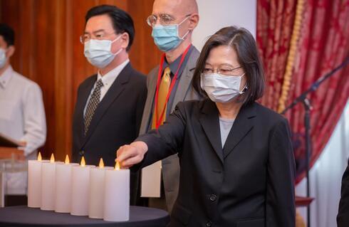 La presidenta de Taiwán, Tsai Ing-Wen, enciende velas conmemorativas en el Día Internacional de la Memoria del Holocausto.
