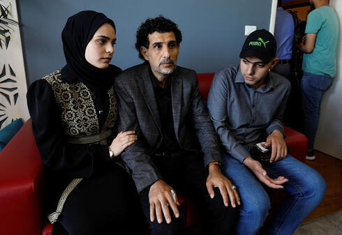 Al-Qolaq con su familia, en la ciudad de Gaza. 