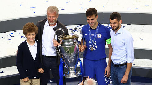 Roman Abramovich sostiene el trofeo de la Liga de Campeones del Chelsea.