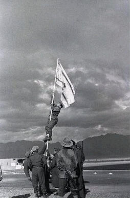 Bandera improvisada ondeando en 1949.