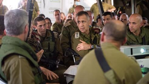 El Jefe del Estado Mayor, Aviv Kochavi (centro), con comandantes de las FDI, durante un simulacro de preparación para la guerra contra Hezbollah.