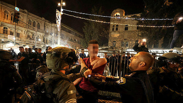 Enfrentamiento de la policía con palestinos cerca de la Puerta de Damasco a la ciudad vieja de Jerusalem durante el Ramadán, en abril de 2022. 