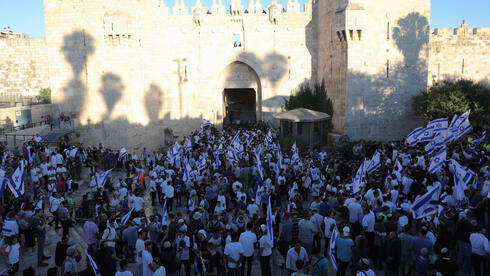 La Marcha de las Bandera ingresa al barrio musulmán de Jerusalem a través de la Puerta de Damasco de la Ciudad Vieja en 2021. 
