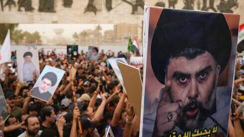 Seguidores del clérigo chiíta Muqtada al-Sadr sostienen carteles con su foto mientras celebran la aprobación de una ley que criminaliza la normalización de los lazos con Israel, en la plaza Tahrir, en Bagdad, Irak, el 26 de mayo de 2022.